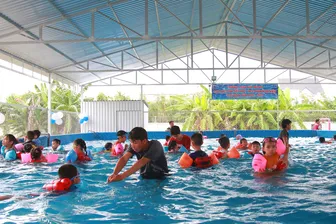 Khởi động Chương trình xóa mù bơi cho học sinh