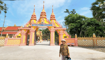 អ៊ំ​ស្រី​ធី​ហ្វែ នៅ​វត្ត​មូល​ជុំ​ព្រែក​ទា