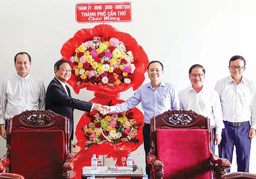 Lãnh đạo thành phố chúc mừng đồng bào Công giáo, Tin lành nhân Lễ Phục sinh