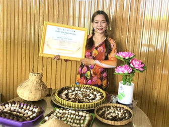 ចំ​ណូល​រាប់​រយ​លាន​ដុង​ក្នុង​មួយ​ឆ្នាំ​ ពី​របរ​បណ្តុះ​ផ្សិត​កញ្ចូរ