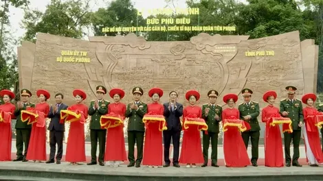 Khánh thành bức phù điêu “Bác Hồ nói chuyện với cán bộ, chiến sĩ Đại đoàn quân tiên phong” tại Đền Hùng