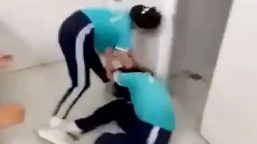 Kiên Giang: Xôn xao clip nữ sinh lớp 8 đánh nhau trong nhà vệ sinh