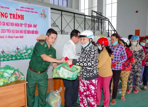 Bộ đội Biên phòng Sóc Trăng tặng 330 phần quà cho hộ Khmer nghèo