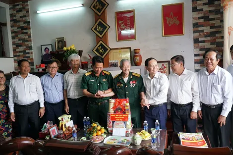 Lãnh đạo thành phố thăm, tặng quà chiến sĩ, dân công hỏa tuyến tham gia Chiến dịch Điện Biên Phủ
