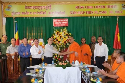 Can Tho's leaders extend greetings to Khmer monks, people on Chol Chnam Thmay