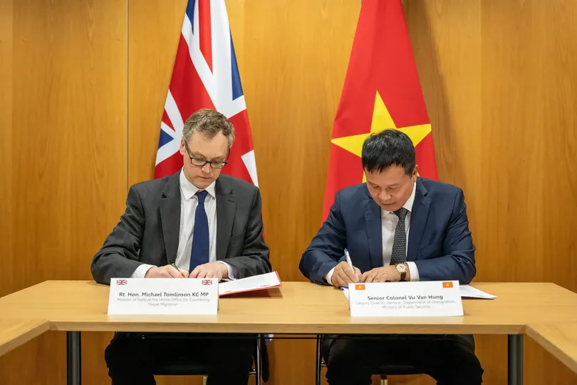 Việt Nam và Anh ký thỏa thuận hợp tác chống di cư bất hợp pháp