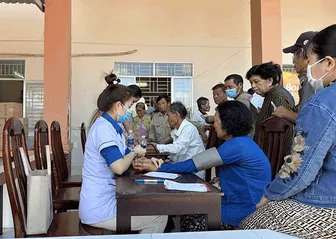 Khám bệnh, cấp thuốc miễn phí cho người dân ở 3 xã của huyện Thới Lai