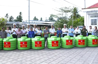 Cà Mau: Hải quân hỗ trợ bồn nước, tặng quà người dân khó khăn hạn hán