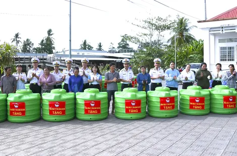 Cà Mau: Hải quân hỗ trợ bồn nước, tặng quà người dân khó khăn hạn hán