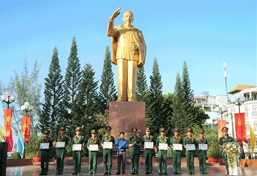 Trung đoàn Bộ binh 932 báo công dâng Bác