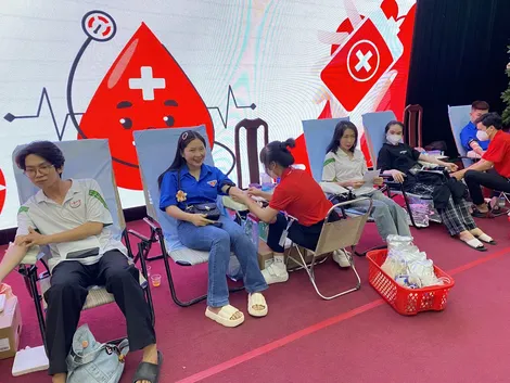 Cán bộ, giảng viên, sinh viên tình nguyện hiến hàng trăm đơn vị máu