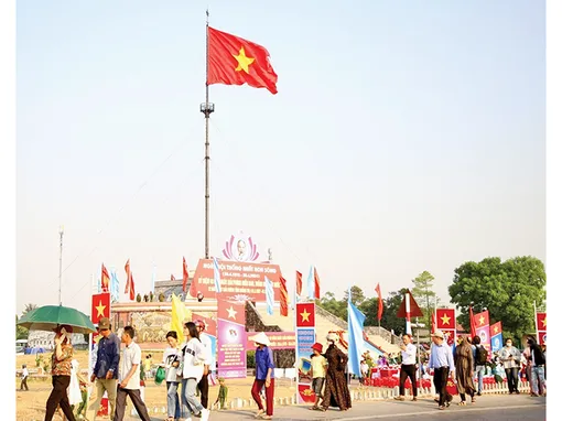 Lễ Thượng cờ “Thống nhất non sông” tại Đôi bờ Hiền Lương - Bến Hải