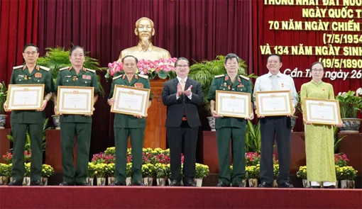 Tặng và truy tặng Huy hiệu Đảng cho 336 đảng viên