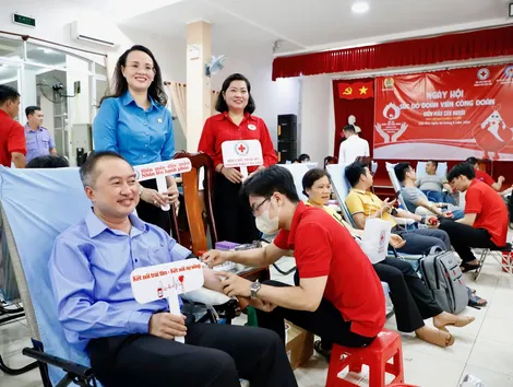 Ngày hội “Sắc đỏ đoàn viên công đoàn” tiếp nhận hơn 883 đơn vị máu