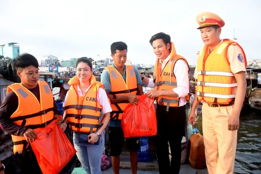 Phối hợp tuyên truyền an toàn giao thông đường thủy ở khu vực chợ nổi Cái Răng