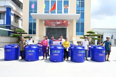 Agribank Tiền Giang trao tặng thùng chứa nước sinh hoạt cho người dân vùng hạn, mặn huyện Tân Phú Đông