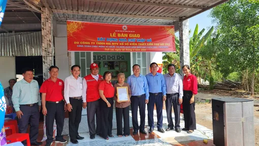 Trao nhà Chữ thập đỏ và tặng quà hộ nghèo, trẻ em khó khăn