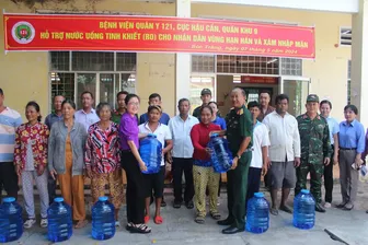 Bệnh viện Quân y 121 đưa nước ngọt đến người dân vùng hạn mặn Sóc Trăng