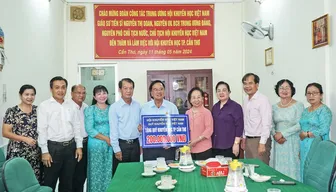 Trung ương Hội khuyến học Việt Nam trao tặng 200 triệu đồng cho Quỹ khuyến học, khuyến tài TP Cần Thơ