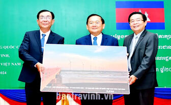 ថ្នាក់​ដឹក​នាំ​ខេត្ត​ត្រា​វិញ បំ​ពេញ​ទស្សន​កិច្ច​និង​ធ្វើ​ការ​ជា​មួយ​ថ្នាក់​ដឹក​នាំ​ខេត្ត​បាត់​ដំ​បង​នៃ​ព្រះ​រាជា​ណា​ចក្រ​កម្ពុជា