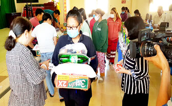 ឧបត្ថម្ភ​សម្ភារៈ​និង​ស្មារតី​ដល់​គ្រួសារ​ជន​ជាតិ​ភាគតិ​ច​ដែល​ក្រ​លំ​បាក​