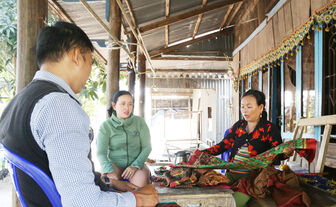 ថែរក្សា​និង​អភិវឌ្ឍ​របរ​ត្បាញ​ហូលខ្មែរ​នៅ​វ៉ាន់​យ៉ាវ