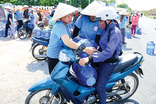 Trao nước ngọt, trao yêu thương