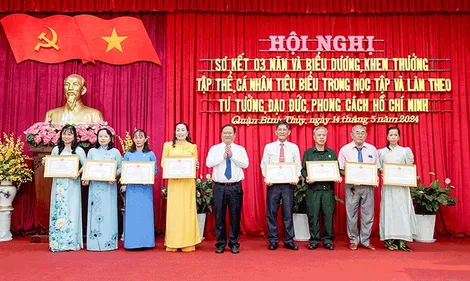 Biểu dương, khen thưởng các điển hình tiêu biểu trong học tập và làm theo tư tưởng, đạo đức, phong cách Hồ Chí Minh