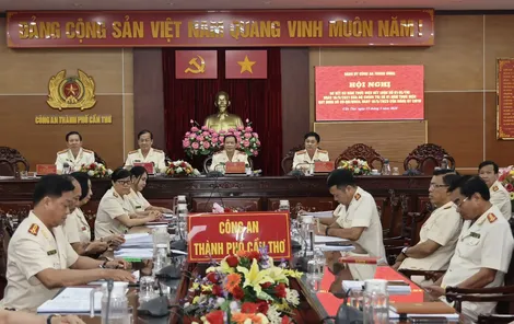 Đẩy mạnh học tập và làm theo tư tưởng, đạo đức, 
phong cách Hồ Chí Minh trong lực lượng Công an Nhân dân