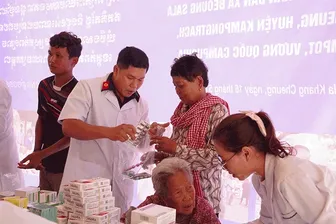 Bộ Chỉ huy Quân sự tỉnh Kiên Giang khám bệnh, cấp thuốc cho hơn 250 người dân Campuchia