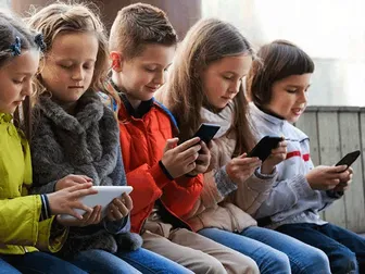 Các nước nỗ lực bảo vệ trẻ em khỏi mạng xã hội