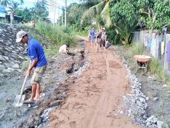 Huy động sức dân nâng cấp lộ giao thông nông thôn