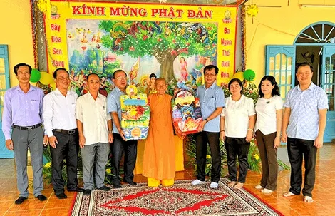 Lãnh đạo quận Bình Thủy chúc mừng Ðại lễ Phật Ðản