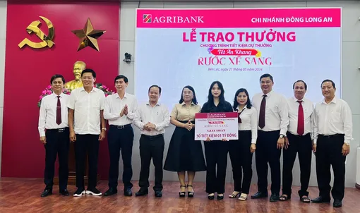 Agribank Chi nhánh Đông Long An trao thưởng chương trình tiết kiệm dự thưởng "Tết an khang - Rước  xế sang"