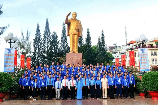 Thanh niên quận Ninh Kiều báo công dâng Bác