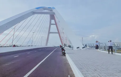 Dừng, đỗ xe trên cầu Trần Hoàng Na để “sống ảo”