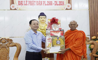 ថ្នាក់​ដឹក​នាំ​ក្រុង​កឹង​ធើ​ប្រ​សិទ្ធ​ពរ​បុណ្យ​វិសាខ​បូជា