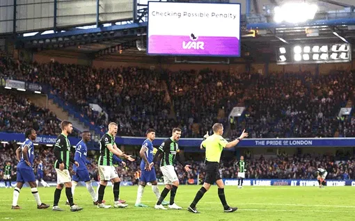 VAR đứng trước nguy cơ nhận “thẻ đỏ”