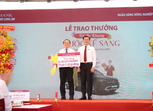 Agribank trao thưởng chương trình  "Tết An khang - Rước xế sang" và tặng xe cứu thương cho ngành Y tế tỉnh Long An