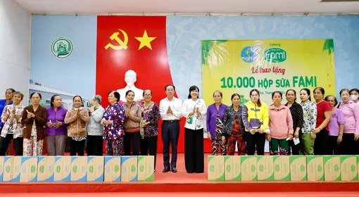 Tặng sữa cho hội viên phụ nữ có hoàn cảnh khó khăn