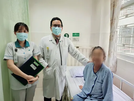 Cụ bà 75 tuổi nằm liệt giường đã phục hồi đi đứng sau một ngày phẫu thuật