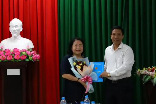 Trao quyết định nghỉ hưu đến bà Huỳnh Thị Kim Phương, Phó Giám đốc CPA