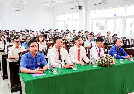 Khai giảng hai lớp trung cấp lý luận chính trị