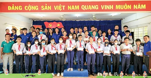 Quan tâm hỗ trợ học sinh vượt khó