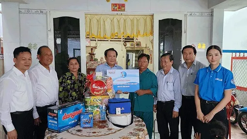 Agribank đồng hành cùng Báo Pháp Luật TP Hồ Chí Minh trong chương trình "Cùng ngư dân thắp sáng đèn trên biển"