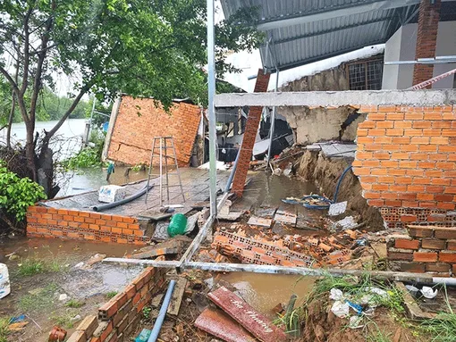 Sạt lở ảnh hưởng 10 căn nhà cặp sông Bình Thủy