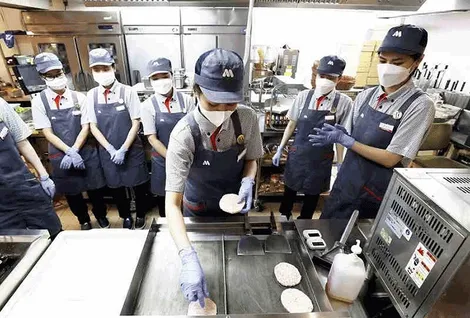 40% lao động nước ngoài có chuyên môn cao chọn ở lại Nhật Bản