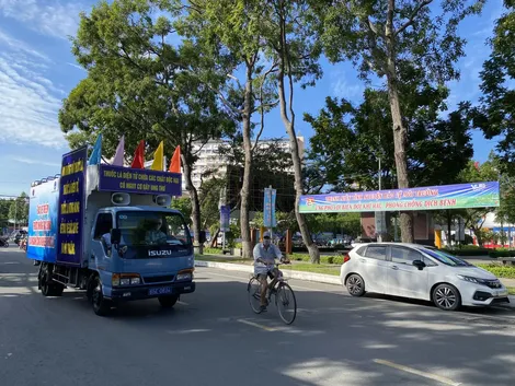 Truyền thông lưu động tại 4 quận, huyện về tác hại của thuốc lá