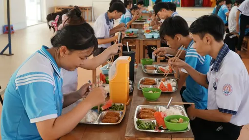 Chuyện những bữa cơm miễn phí mùa thi