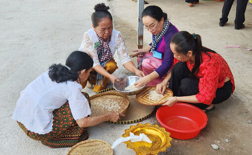 នា​រីខ្មែរ​រួម​គ្នា​អភិរក្ស​វប្ប​ធម៌​